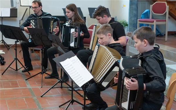 Das Schülerorchester unter der Leitung von Alexey Manyak folgte auf die Akkordeon-AG. GB-Foto: Vecsey