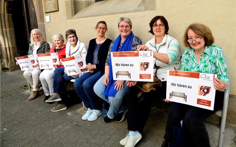 Das Schwätzbänkle vor der Herrenberger Spitalkirche als ein Ort des Zuhörens (von links): Regine Hilbert, Gertrud Wiermann, Kristina Dibon, Lisa Schiffer, Brigitte Ormos, MariaKläger und Ulrike Altherr.GB-Foto: Holom