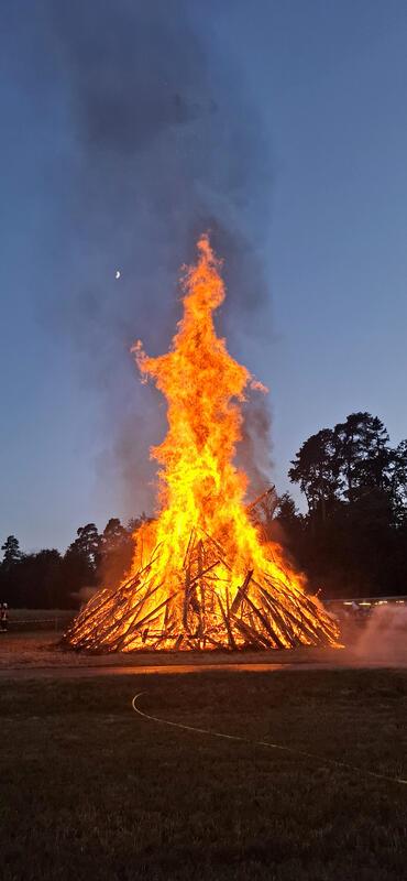 Das Sommersonnwendfeuer in Oberjesingen – Feuertanz mit dem Mond.  Von Martin Al...