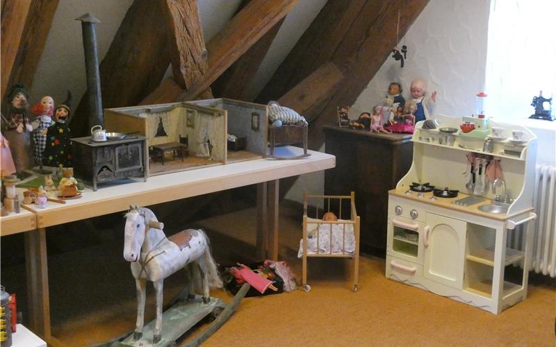 „Kindertante Emma“ als stehender Begriff Das Spielzeug von einst fasziniert die kleinen Besucher.
