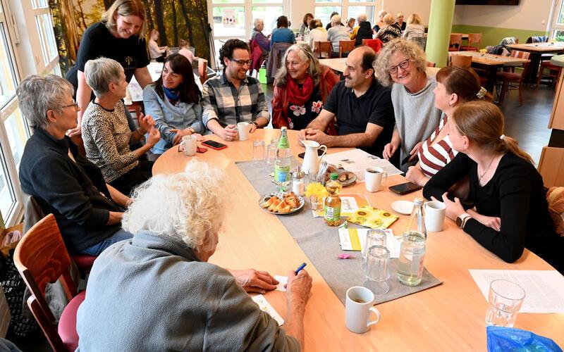 Das Sprachcafé von BürgerImPuls betreuen Sonja Marión (stehend rechts) und Martina Köhnlein (stehend links). GB-Foto: Holom