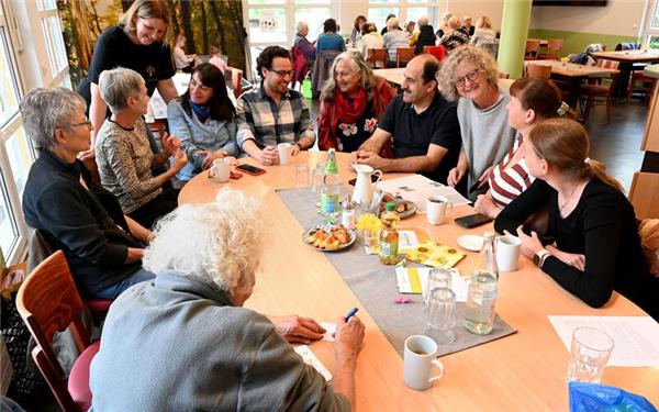 Das Sprachcafé von BürgerImPuls betreuen Sonja Marión (stehend rechts) und Martina Köhnlein (stehend links). GB-Foto: Holom