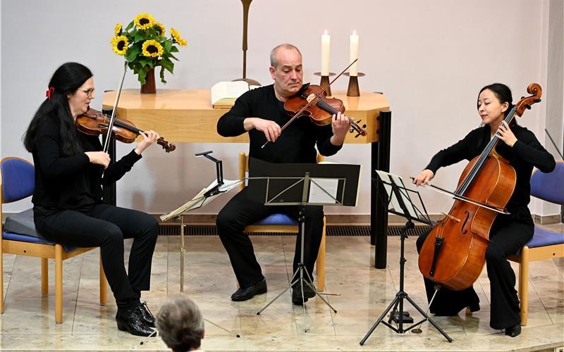Das Streichtrio mit Friedemann Kienzle (Violine), Petra Wolff (Viola) und Izumi Fujii (Violoncello) war in der Mutterhauskirche perfekt aufeinander abgestimmt. GB-Foto: Holom