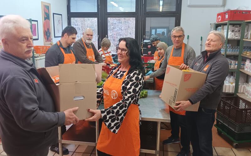 Das Tafelladen-Team um Leiterin Carmen Koebe (Mitte) kurz vor der Ladenöffnung am Vormittag bei der Arbeit: Alle Waren werden im Nebenraum sortiert und dann in die Regale eingeräumt. Und dann kann die Kundschaft kommen. GB-Foto
