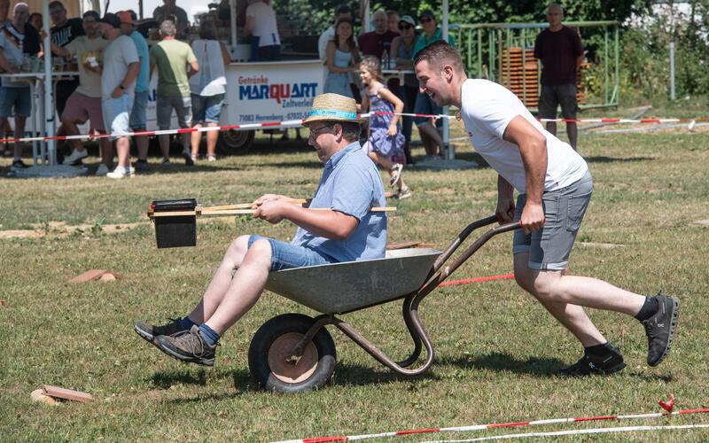 Das Team Musikverein beim Schubkarren-Spiel. Einer schiebt, der andere sitzt drinnen und balanciert das Wasser – gelegentliche Dusche und Gaudi inklusive. GB-Foto: Schmidt