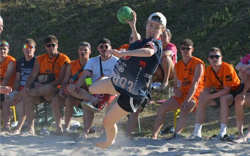 Das „Team Sonnenbrille“ verfolgt den Abschluss der Herrenberger Spielerin Sofia Brand aufmerksam. GB-Fotos: Gebhardt