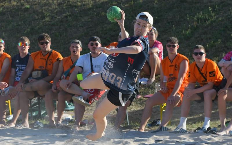 Das „Team Sonnenbrille“ verfolgt den Abschluss der Herrenberger Spielerin Sofia Brand aufmerksam. GB-Fotos: Gebhardt