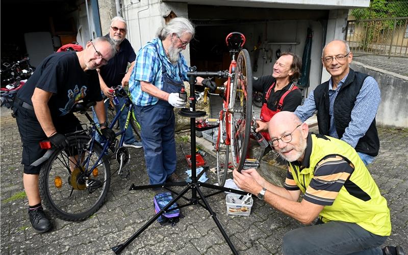 Das Team der Fahrradwerkstatt (von rechts): Helmut Barth, Werner Preiss, Werner Hann, Georg Janus, dann ein Helfer, der namentlich nicht genannt werden möchte und Günter Schuckler.GB-Foto: Holom