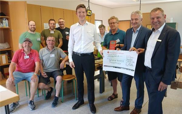 Das Team des Repaircafés erhielt finanzielle Hilfe von der Kreissparkasse. GB-Foto: gb