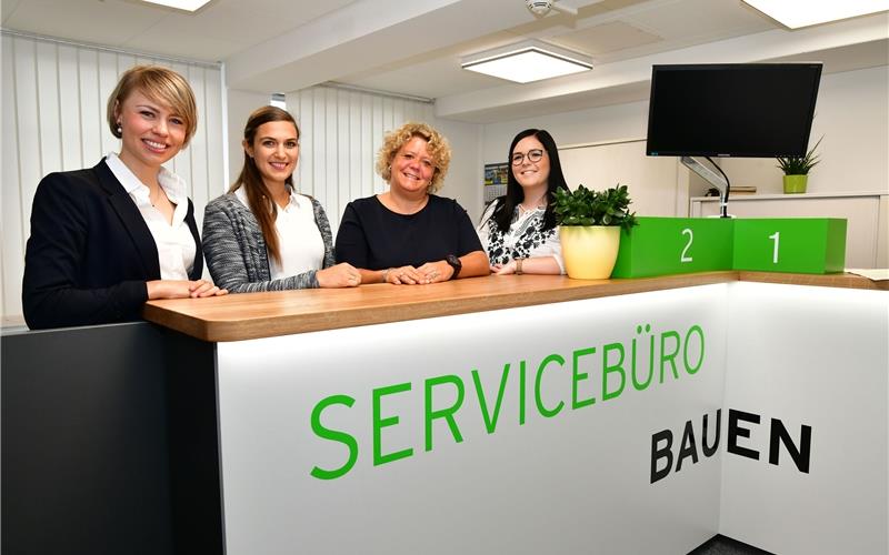 Servicebüro Bauen eröffnet Das Team vom Servicebüro Bauen hat den Kundenservice von Grund auf neu gestaltet (von links): Franziska Bihler, Amelie Schubert, Katja Schickel und Leonie Wagner GB-Foto: gb