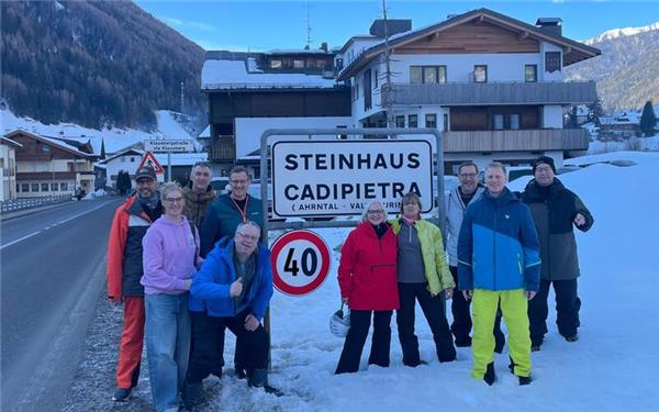 Das Tempolimit im Ort beträgt eigentlich 50 Kilometer in der Stunde. Passend zum 40. Jahrestag wurde dieses Detail im Gruppenbild nachträglich bearbeitet. GB-Fotos