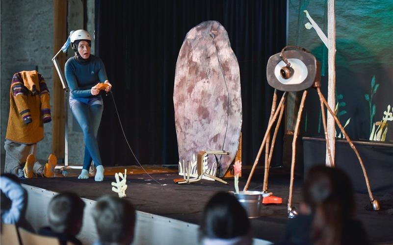 Das Theater „Kunstdünger“ sorgte dafür, dass die Kinder der Bondorfer Grundschule jede Menge Freude hatten. GB-Foto: Vecsey