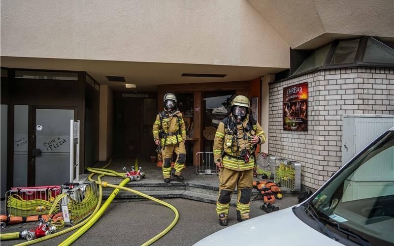 Feuerwehr löscht Kellerbrand Das Treppenhaus war vollständig verraucht. GB-Foto: SDMG/Dettenmeyer