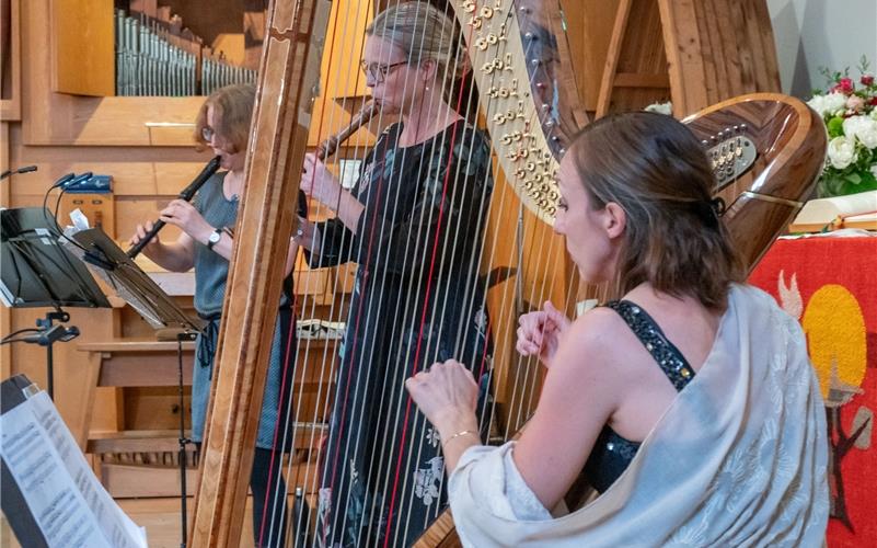 Das Trio Avventura bei seinem Konzert „Wenn die Nachtigall singt“: (von links) Andrea Bub, Astrid Andersson (Blockflöten) und Agnes Märker (Harfe). GB-Foto: Vecsey