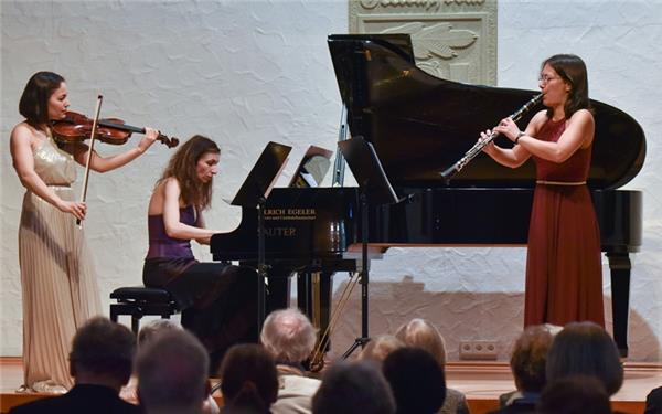 Das Trio Schmuck bilden (von links) Lisa Schumann mit der Violine, Kasia Wieczorek am Klavier und Sayaka Schmuck mit ihrer Klarinette. GB-Foto: Vecsey