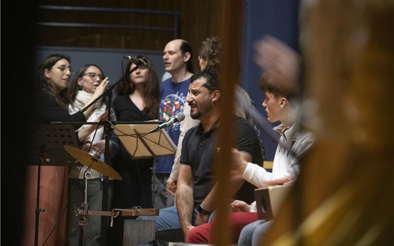 Das Tübinger Ensemble „Folklang“ begeisterte in der sehr gut besuchten Herrenberger Stadthalle seine Zuhörer. Das Konzert markierte den Auftakt zu den Feierlichkeiten zum 60-jährigen Bestehen der Schule in diesem Jahr. GB-Foto: Schmidt
