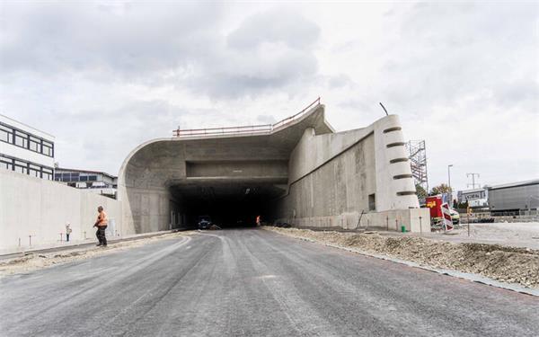 Das Tunnel-Portal macht mächtig Eindruck. Die äußere Ecke ist abgerundet, das eigentliche Bauwerk dahinter hat eine Kastenform. Rechts ist die Mitteltrennwand zu sehen, die über das Portal hinaus verlängert wurde. GB-Foto: Dettenmeyer
