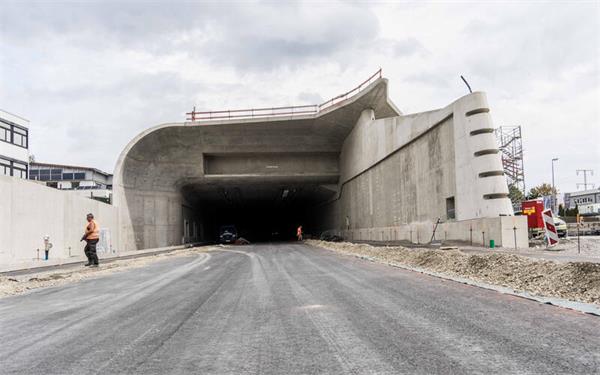 Das Tunnel-Portal macht mächtig Eindruck. Die äußere Ecke ist abgerundet, das eigentliche Bauwerk dahinter hat eine Kastenform. Rechts ist die Mitteltrennwand zu sehen, die über das Portal hinaus verlängert wurde. GB-Foto: Dettenmeyer