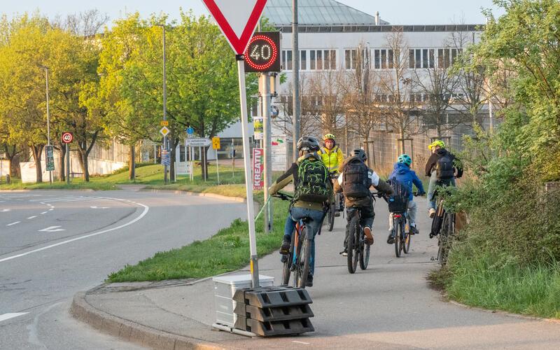 Das Verkehrsschild in der Zeppelinstraße verengt den Geh- und Radweg. GB-Foto: Vecsey