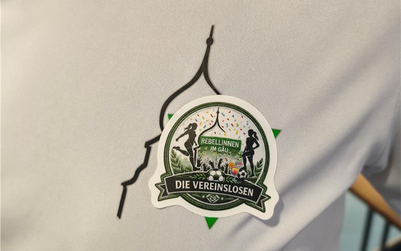 Das VfL-Logo mit der Stiftskirchen-Silhouette wird von den „Rebellinnen im Gäu“ überklebt. GB-Foto: Zvizdiç