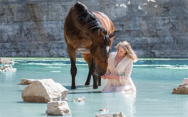 Das Wasser im Mötzinger Steinbruch sorgt für „einen ganz besonderen Flair und Charme“, sagt Ramona Schoch. Und strahlt ihn auch auf ihre Fotomodelle aus. GB-Fotos: Ramona Schoch
