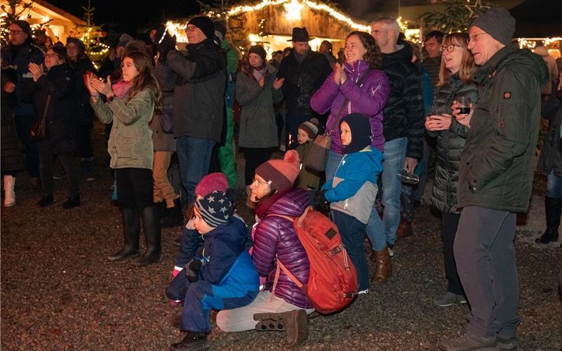 Das „Winterdorf“ bietet wieder ein vollgepacktes Musikprogramm – das gleich zu Beginn mit Applaus bedacht wurde. GB-Foto: Vecsey