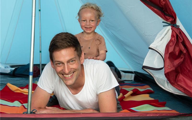 Das Zelt steht schon: Daniel Handte und Sohn Lias sind vorbereitet GB-Foto: Vecsey