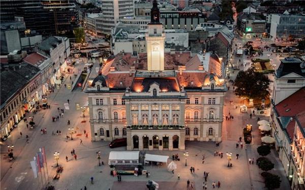 Kulturhauptstadt Novi Sad feiert mit Multimedia-Spektakel