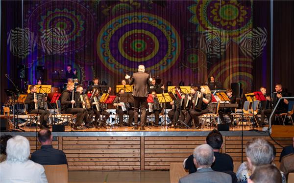 Das Zweite Orchester eröffnete das Konzert in der Schwabenlandhalle. GB-Foto: Nüssle
