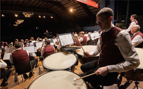 Das aktive Orchester des Musikvereins Stadtkapelle Herrenberg unter der Leitung von Miriam Raspe begeistert das Publikum in der Stadthalle. GB-Foto: Vecsey