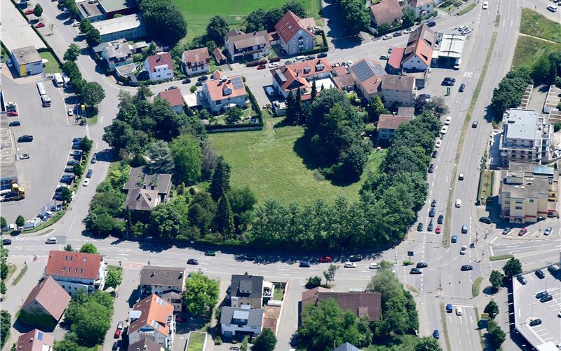 Das bisher parkähnliche Grundstücke (Foto links) zwischen Schäferlinde (links), Mühlstraße (unten) und Nagolder Straße (rechts) soll einer komplexen Neubebauung (Visualisierung rechts) mit insgesamt 210 Wohnungen samt Tiefgarage weichen.GB-Fotos: Holom (Archiv)/Instone