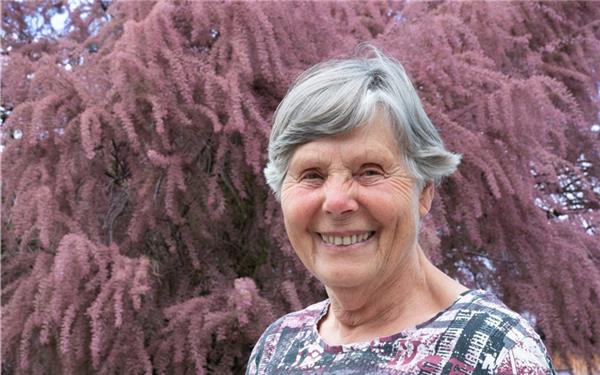 Das blühende Leben (Inge Kopp aus Nufringen vor ihrer Tamariske) GB-Foto: Vecsey