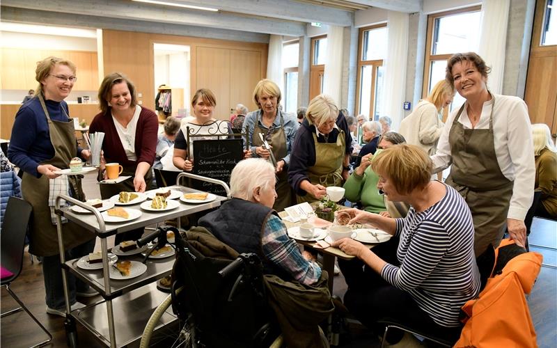 Das ehrenamtliche Team des Café B (stehend von links): Sabine Baumann, Petra Uhlig, Alexandra Bruckner, Margit Krause, Angela Mästling und Sylvia Schädel. Nicht im Bild: Elke Ansel als siebte Mitstreiterin.GB-Foto: Holom