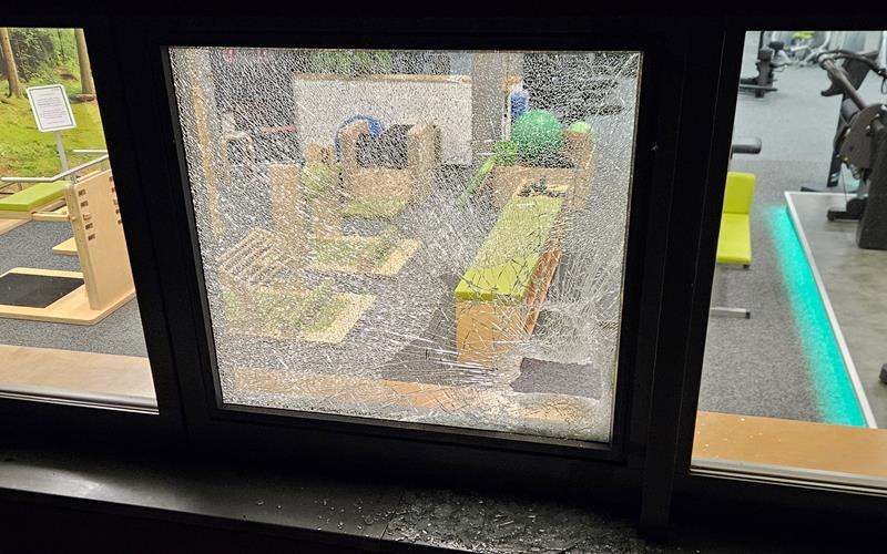 Zwei Einbrüche in einer Nacht Das eingeschlagene Fenster im Gebäude des VfL-Centers. GB-Foto: gb