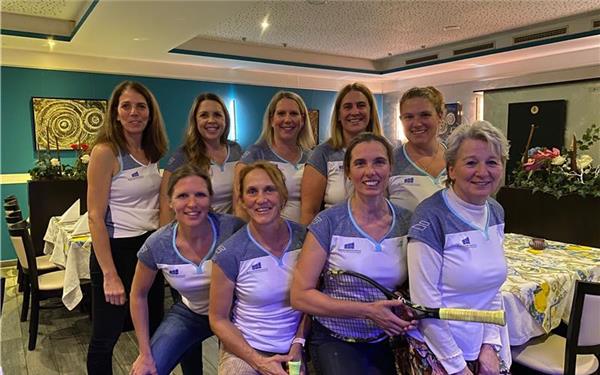 Das erfolgreiche Damen-40-Team des SV Bondorf mit (von links) Ulrike Klose, Nina Pauschert, Nicole Krüger, Anja Strobel, Sandra Wagner, Simone Betz, Yvonne Knapp, Yvonne Dünnbier und Anita Stadler. GB-Foto: gb