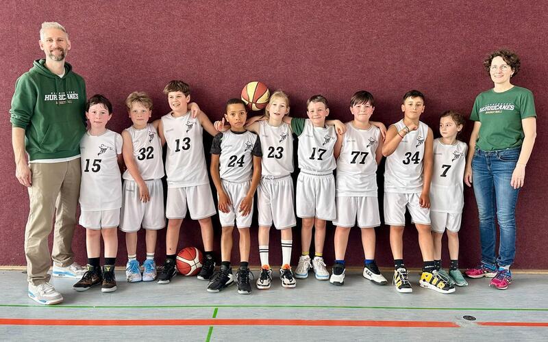 Das erfolgreiche Team mit seinen Trainern Elisabeth Lay und Thomas Hirsch. GB-Foto: gb