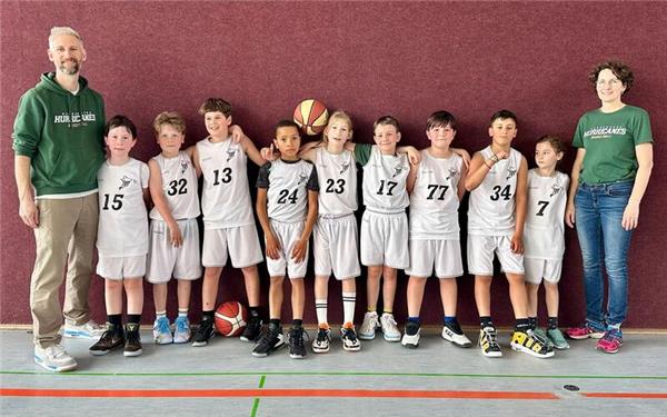 Das erfolgreiche Team mit seinen Trainern Elisabeth Lay und Thomas Hirsch. GB-Foto: gb