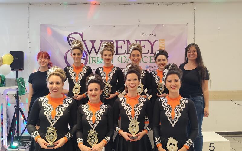 Das erfolgreiche Ü-18-Ceili-Team: Pauline Sattler (hinten, von links), Zoë Reinke, Valerie Stillwachs, Judita Kegreiß, Lea Schillaci, Trainerin Lilith Berner; vorne, von links: Theresa Mertz, Erblina Banushi, Ellen Stoll, Bente Rautenstrauch. GB-Foto: gb