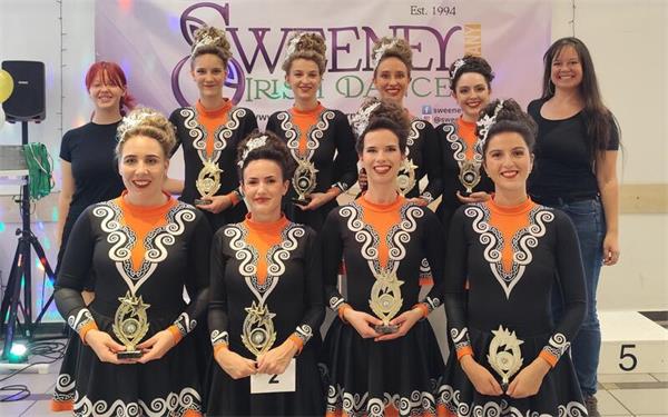 Das erfolgreiche Ü-18-Ceili-Team: Pauline Sattler (hinten, von links), Zoë Reinke, Valerie Stillwachs, Judita Kegreiß, Lea Schillaci, Trainerin Lilith Berner; vorne, von links: Theresa Mertz, Erblina Banushi, Ellen Stoll, Bente Rautenstrauch. GB-Foto: gb