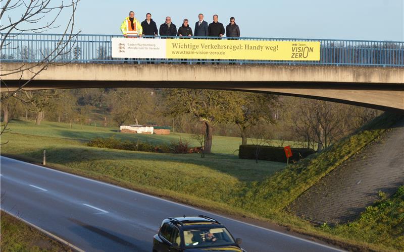 Das erste Banner wurde bei Rutesheim aufgehängt. GB-Foto: gb