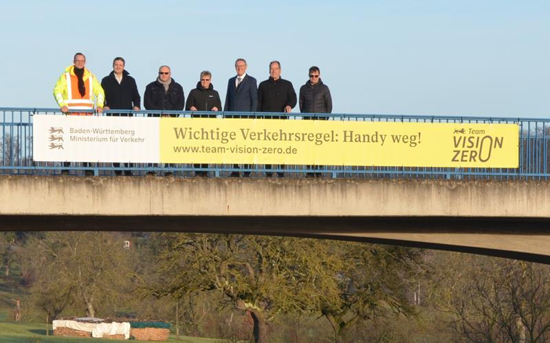 Das erste Banner wurde bei Rutesheim aufgehängt. GB-Foto: gb