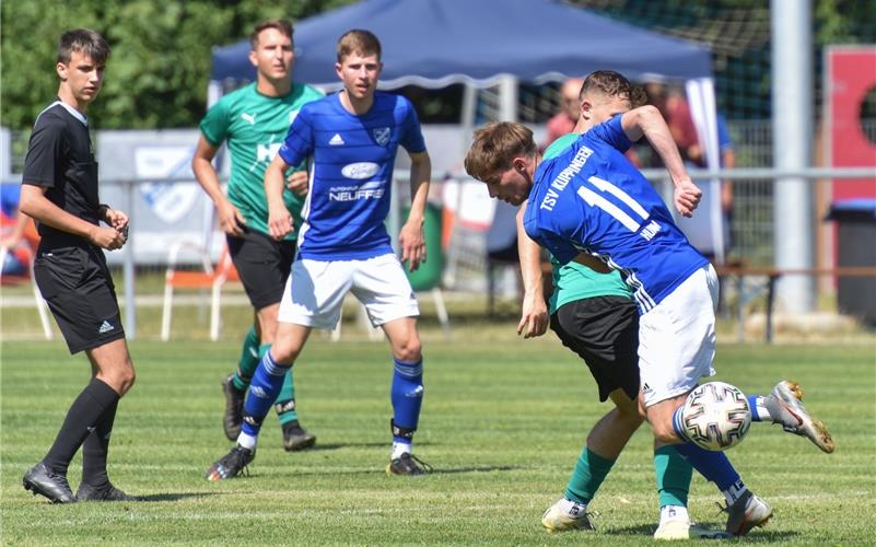 „Das grenzt fast an Wettbewerbsverzerrung“ Das erste Bezirksliga-Derby zwischen dem TSV Kuppingen (blau) und dem SV Deckenpfronn (grün) soll am 11. Oktober stattfinden, an diesem Mittwoch-Spieltag gibt es voraussichtlich aber locker 100 bis 150 Zuschauer weniger als an einem Sonntag. GB-Foto: Vecsey