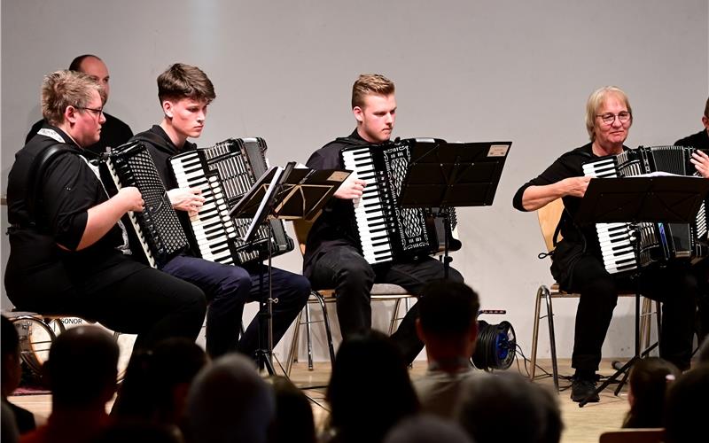 Das erste Orchester des Hildrizhauser Handharmonika-Clubs gestaltete das XXL-Konzert mit. GB-Foto: Holom
