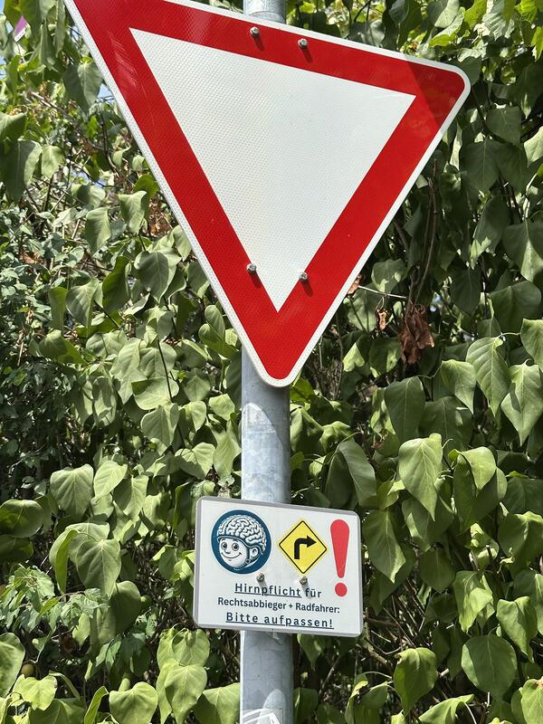 Das etwas andere Hinweisschild am Radweg ...  Von Anja Schnotz aus Gäufelden.