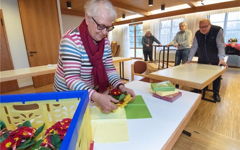 Das fleißige Organisationsteam des Seniorennachmittags (von links) organisiert die Tischdeko: Leiterin Elisabeth Schneider, Joachim Strohäcker, Arnold Henes und Erich Schneider. GB-Foto: Vecsey