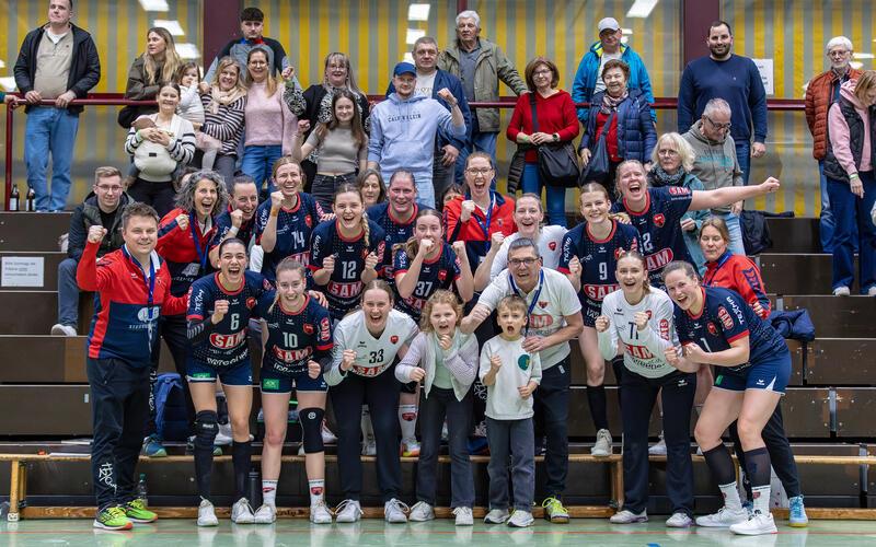 Das gemeinsame Jubelbild soll die emotionale Bindung zwischen der Mannschaft und den Fans stärken. GB-Foto: Eibner/Pless