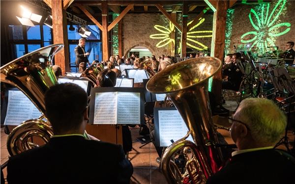 Das große Blasorchester auf der Konzertbühne im Kornsaal.GB-Foto: Schmidt