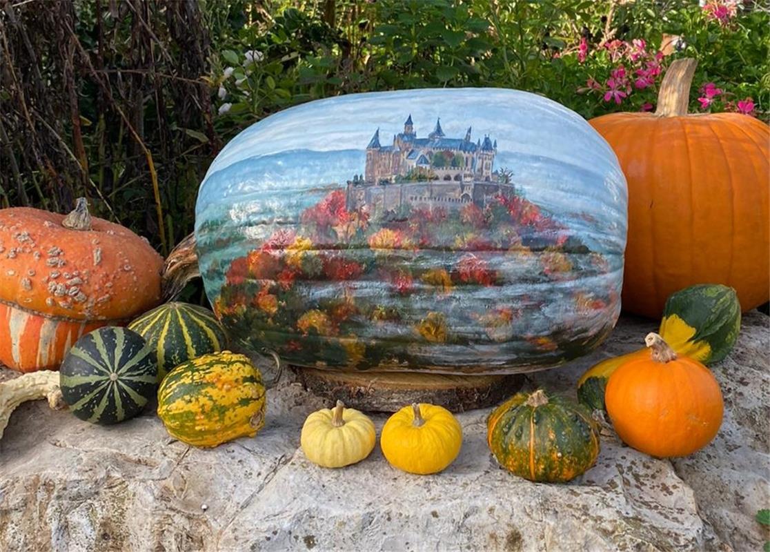 Das herbstliche Foto zeigt einen von mir mit Acrylfarben bemalten Kürbis, auf de...