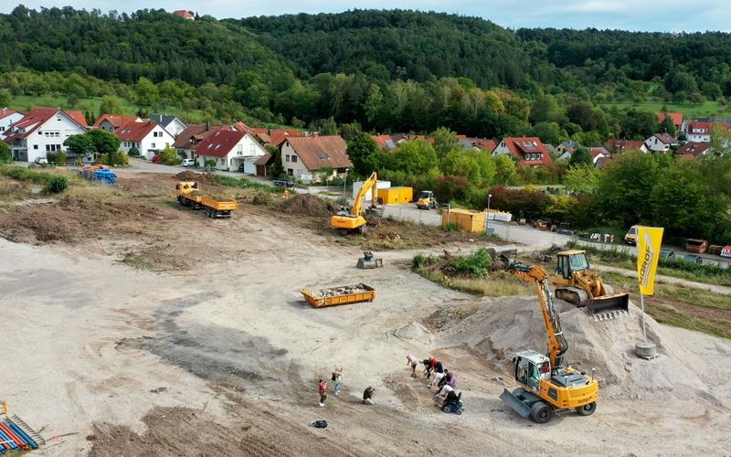 Das innerörtliche Baugebiet „Schlossblick“ kommt voran, der symbolische Spatenstich ist der nächste Schritt für den in einem Jahr geplanten Baubeginn. GB-Foto: Holom