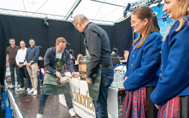 Das ist hammermäßig: Herrenbergs OB braucht nur drei Schläge beim Fassanstich. GB-Foto: Vecsey
